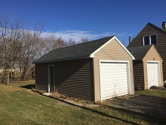 Single unattached garage.