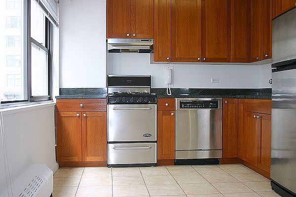 1st image of 330 E 46th St APT 8V