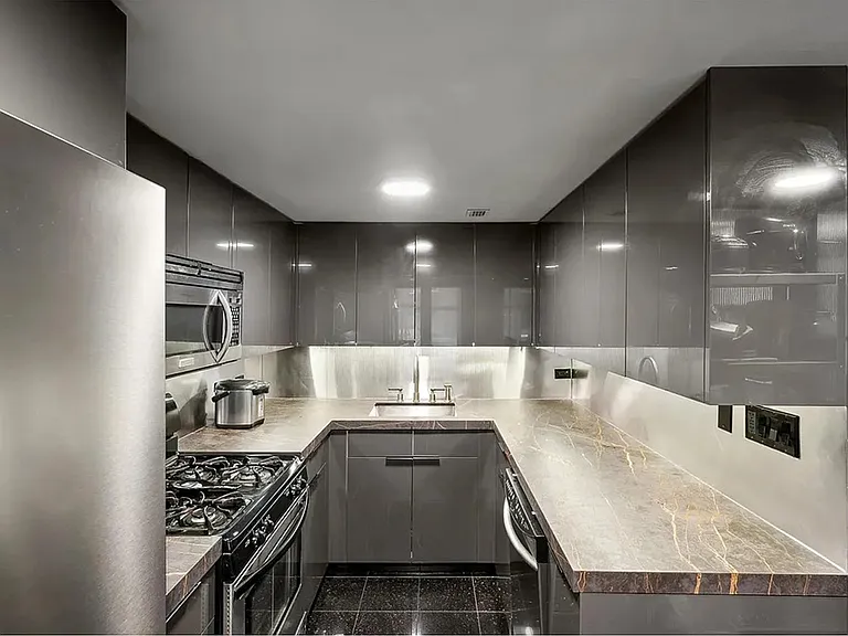 240 Centre St #2K — Photo 4