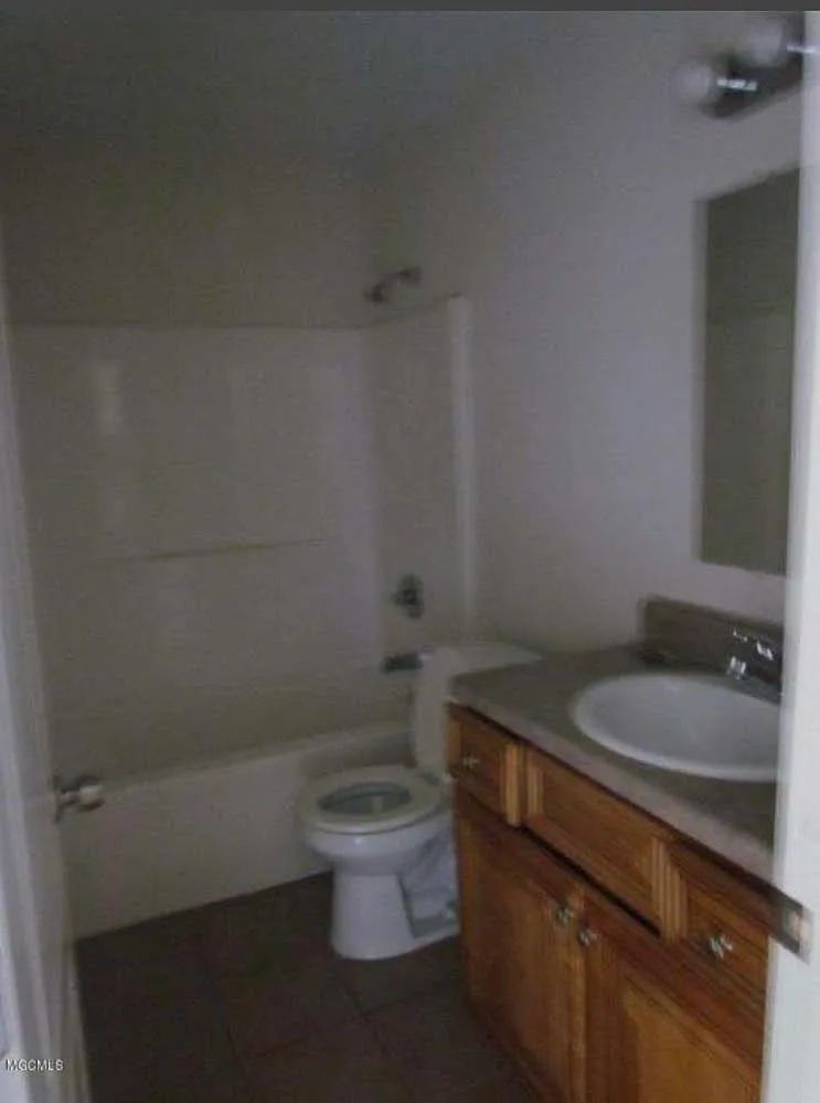 3 bed, 1200 sqft, $1,600 — Photo 2