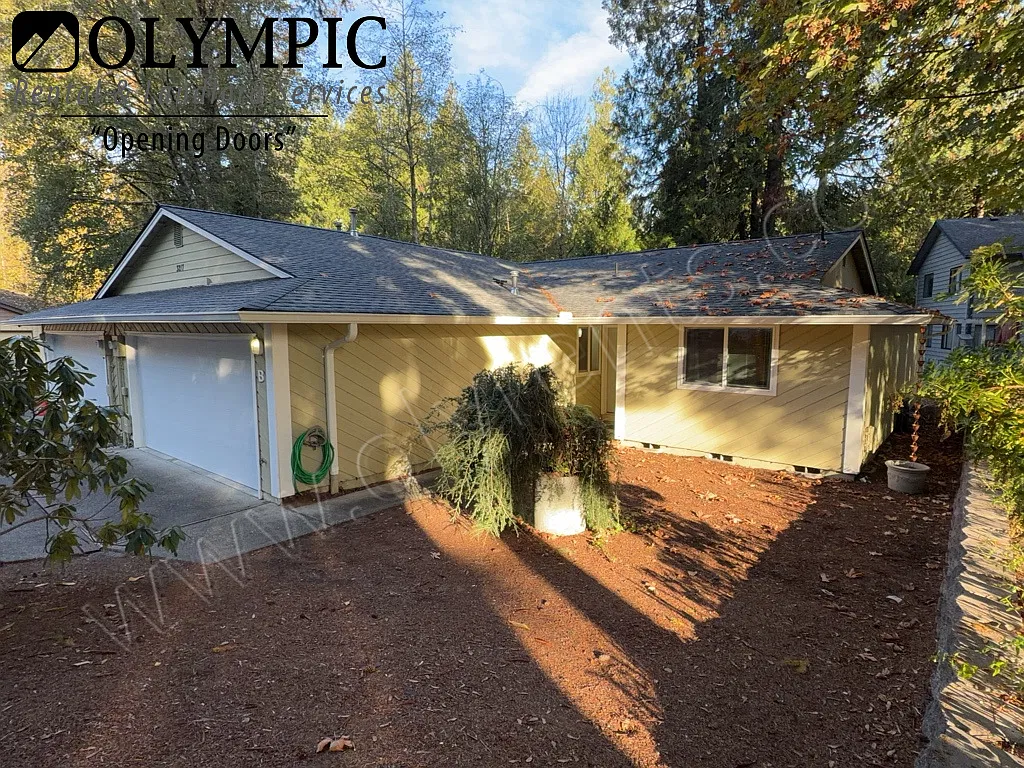 2 bedroom, 1 bath (continental style) duplex in Summerset Neighborhood! — Photo 1