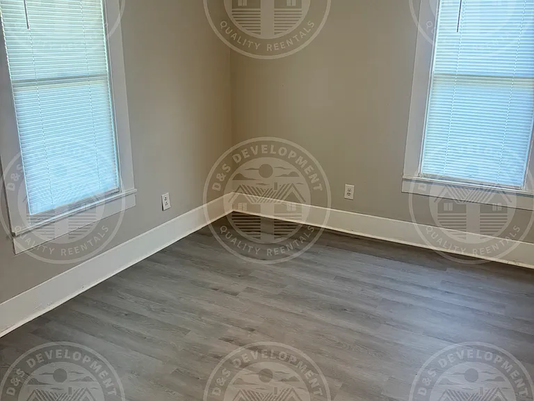 2433 Lincoln Ave — Photo 4