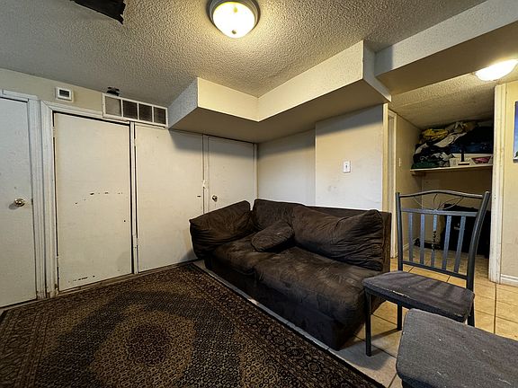 4th image of 308 Hawthorn St Room 1