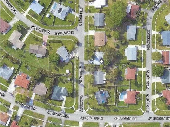 362 NE Surrey St, Port Saint Lucie, FL 34983