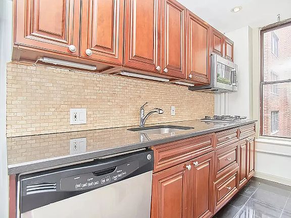 4th image of 152 E 22nd St #6XX