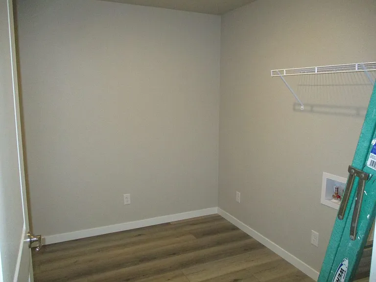 513 Hillsview Dr — Photo 16