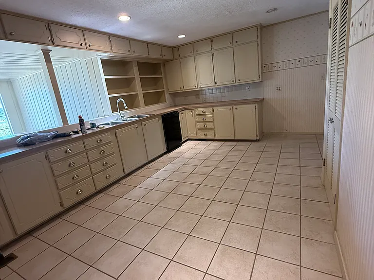 2303 S Memorial Dr — Photo 7