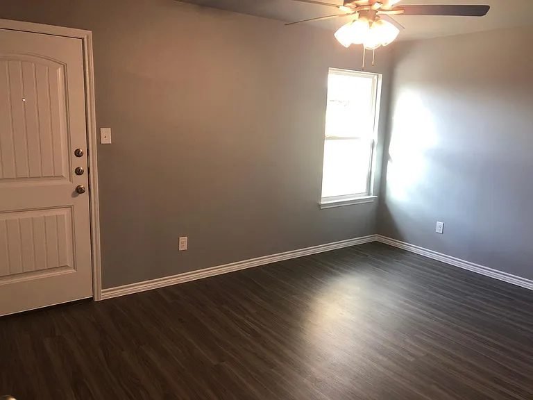 1818 Castroville Trl #B — Photo 8