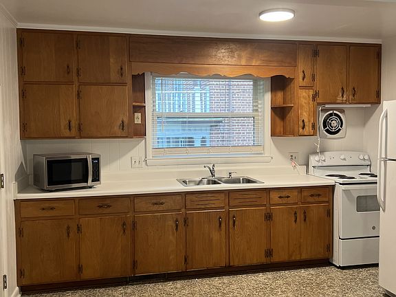 4th image of 210 N May St #11395351