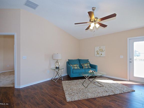 Family Rm - Bright & Open