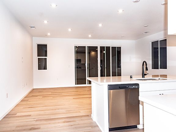 4th image of 706 Estancia St