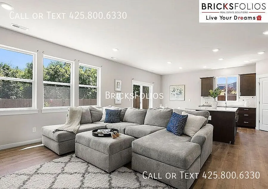 Captivating 5-Bedroom Home with Exceptional Features in Port Orchard. — Photo 3