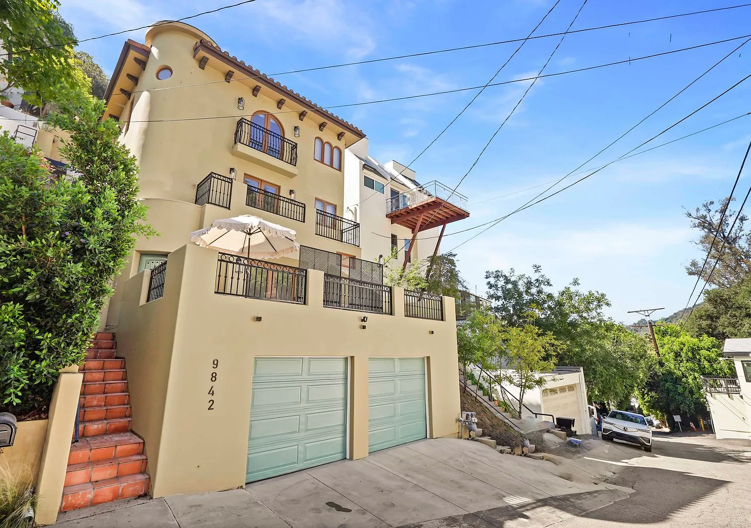 Exceptional Contemporary Renovated Furnished 3 bed 3.5 bath home in Serene Canyon Setting in Beve... — Photo 4