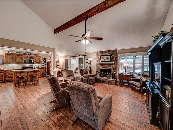 4th image of 940 Kings Canyon Dr