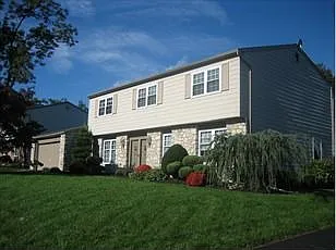330 Kingsclere Dr photo 1