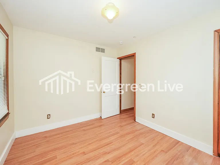 2540 E 38th St — Photo 12