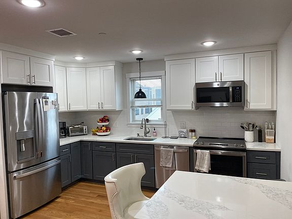 3rd image of 153 Bowen St