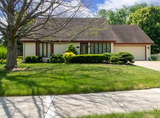 1 Chatsford Ct, Bloomington, IL