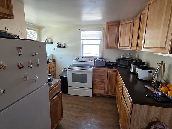4th image of 821 Deuel St