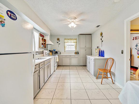 3rd image of 932 Timberwood Dr