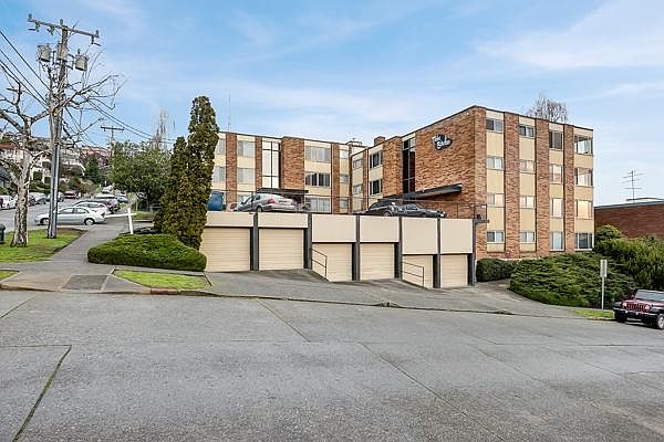 2nd image of 800 2nd Ave N APT 01