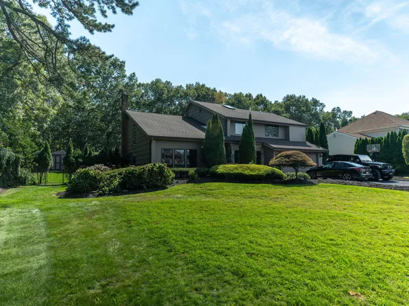 49 Fleetwood Rd, Commack, NY 11725