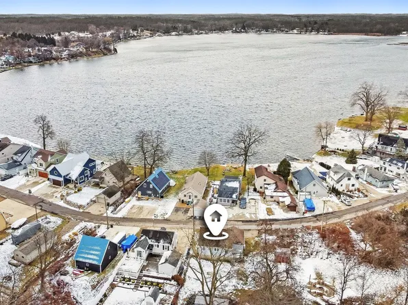 291 Ackerson Lake Dr, Jackson, MI 49201