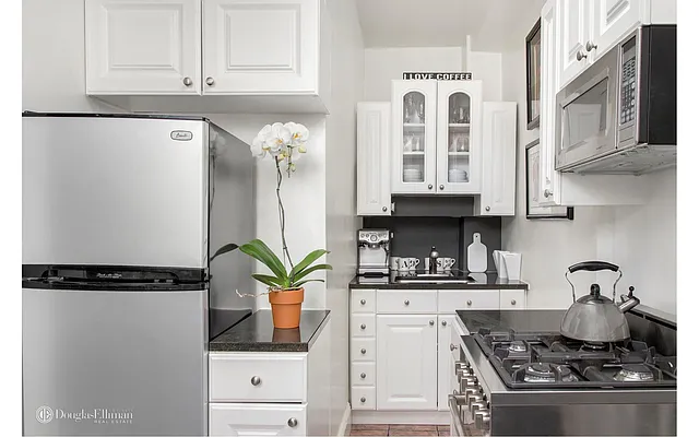 Sold by Douglas Elliman | media 19