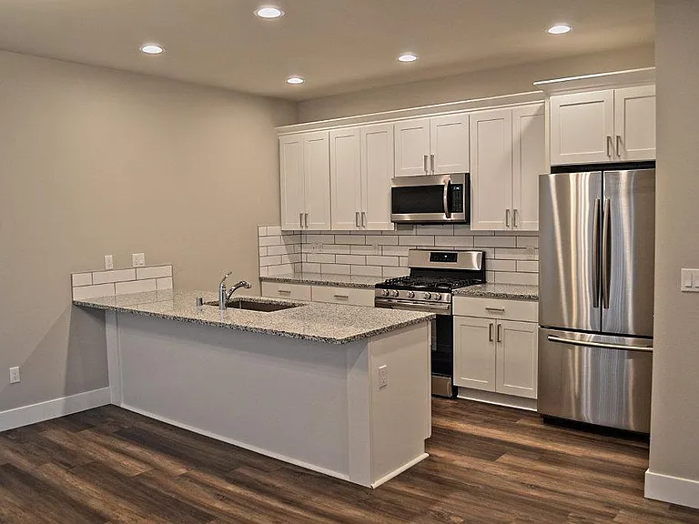 6911 Lennon Ln NE — Photo 2