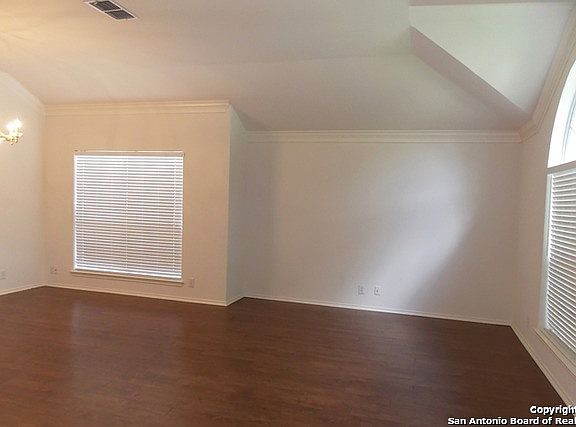 3rd image of 6118 Oakwood Trl