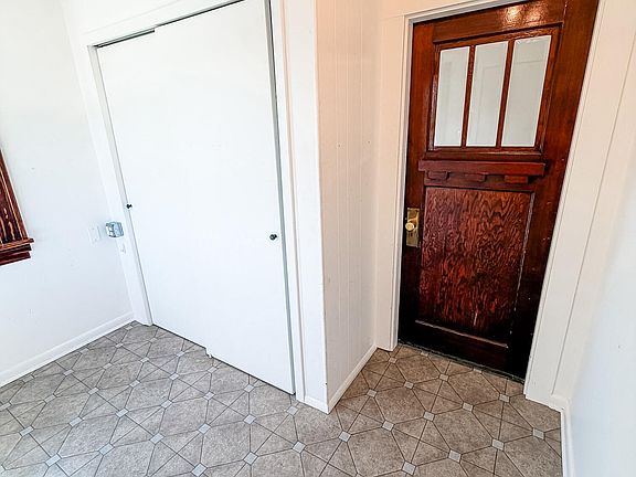 4th image of 103 3rd St NE