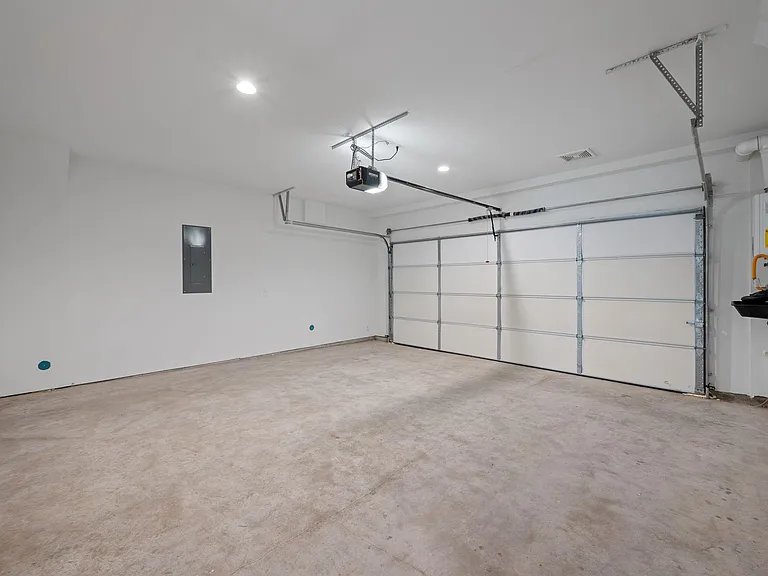 3810 Berkman Dr — Photo 32