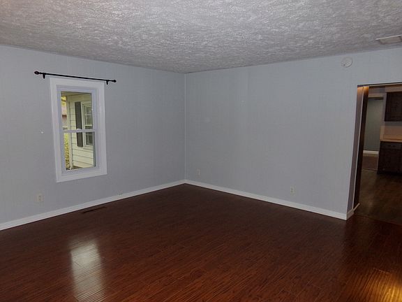 4th image of 550 Elm St