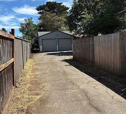 2nd image of 1279 Hughes St
