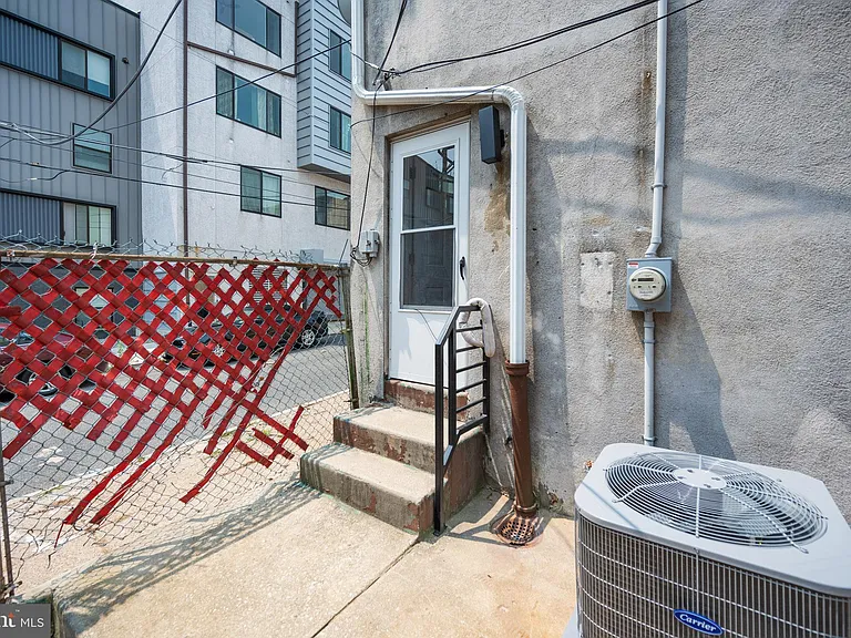 521 N Douglas St — Photo 9