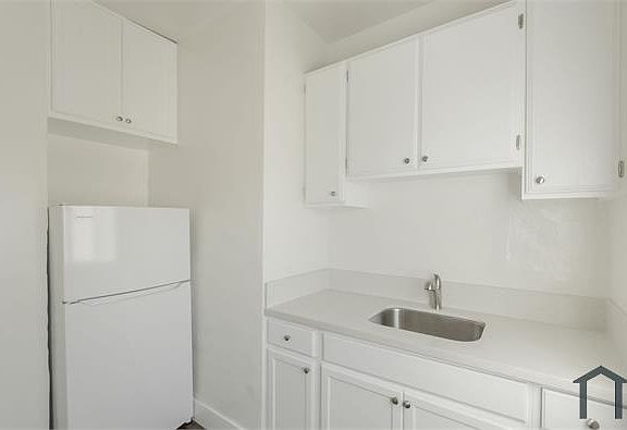 5th image of 4309 S Main St #101