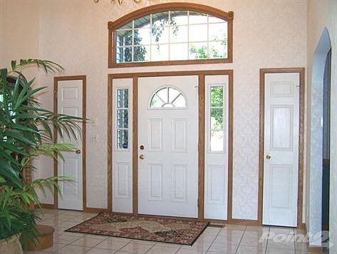 Warm & inviting foyer.