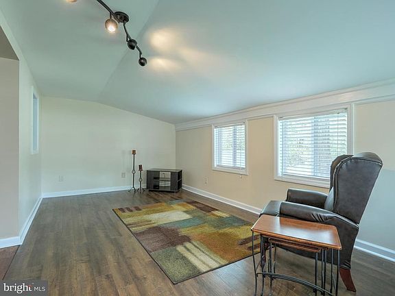 4th image of 66 W Howard St