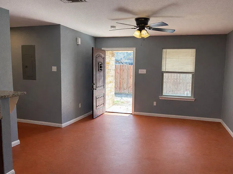 1403 Strickland St — Photo 2