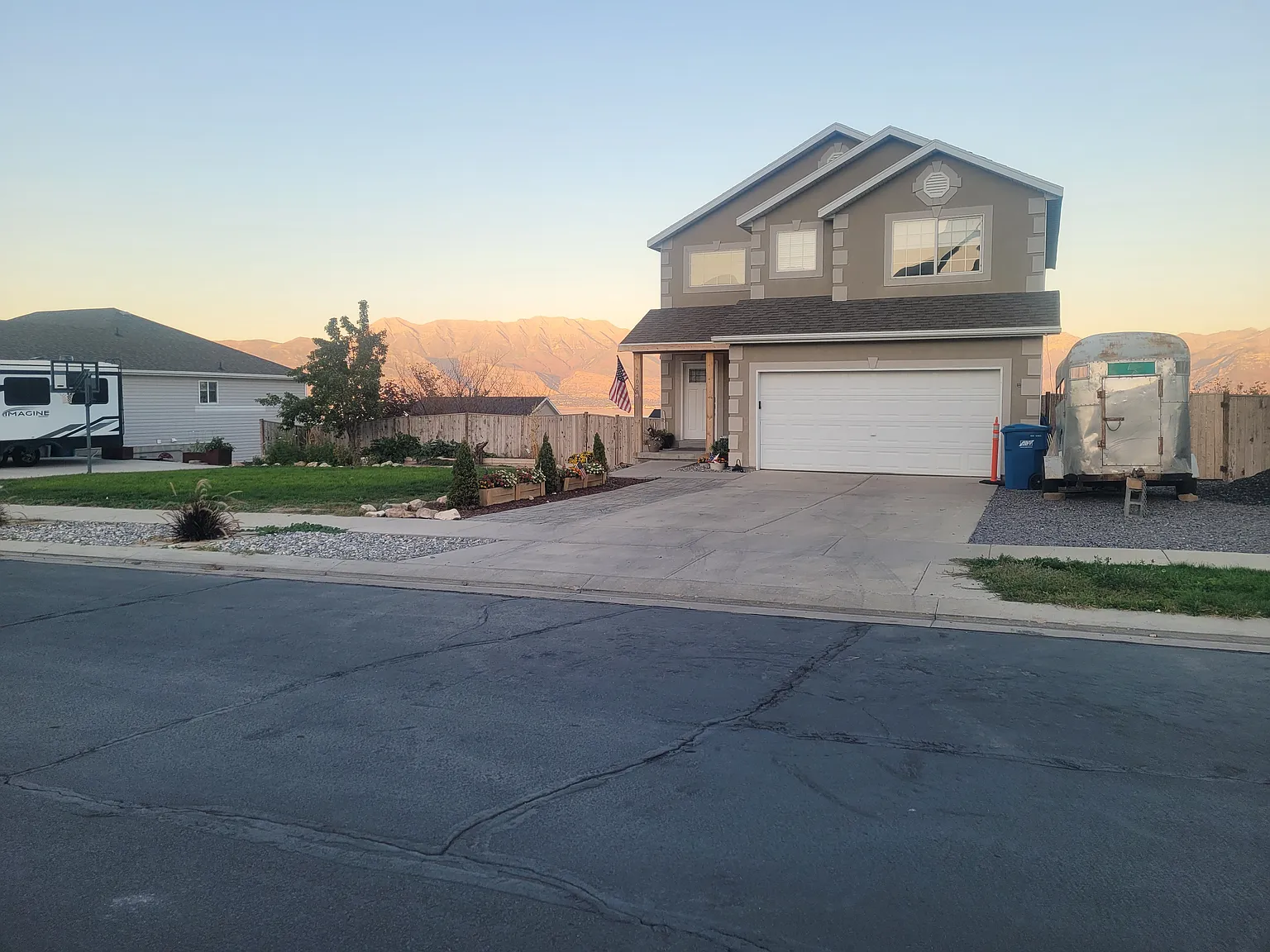 3 bed, 2.5 bath, 2334 sqft, $2,650 — Photo 1