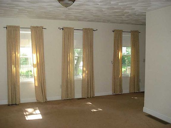 4th image of 24 Plante Ct