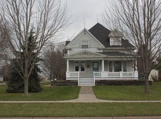 1003 Division St, Hull, IA 51239