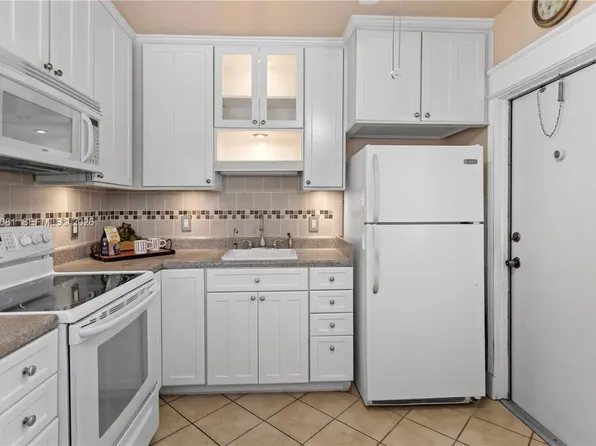 7401 Pines Blvd APT 222, Hollywood, FL 33024
