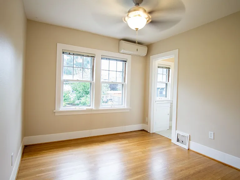 Adorable 1 Bedroom Flat by Laurelhurst Park + SE Belmont! — Photo 8