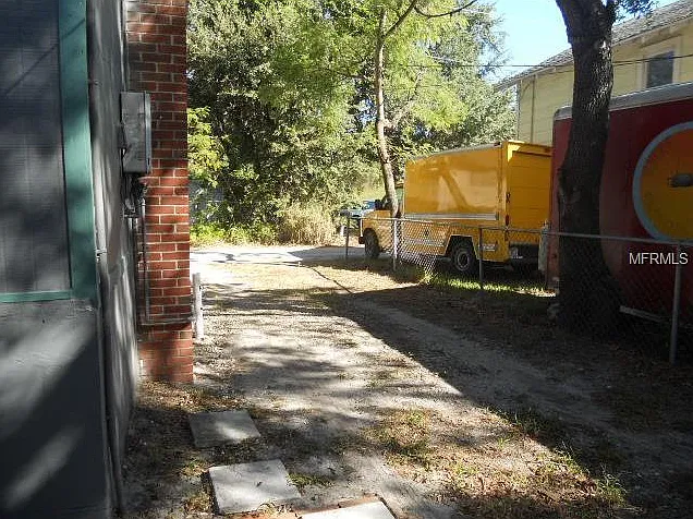 1935 1/2 Burlington Ave N — Photo 15