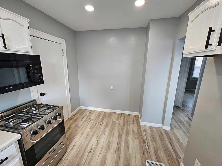 2401 Burnside Ave — Photo 13