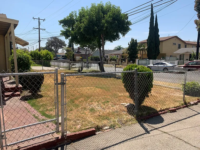 Fenced in front yard, space exclusive to the house.