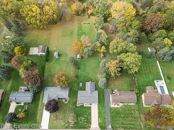 3rd image of 2750 Walbridge Rd