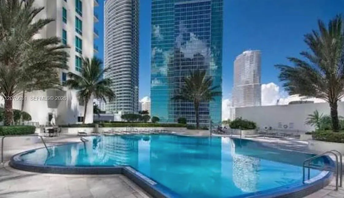Met 1 Condo — Photo 3