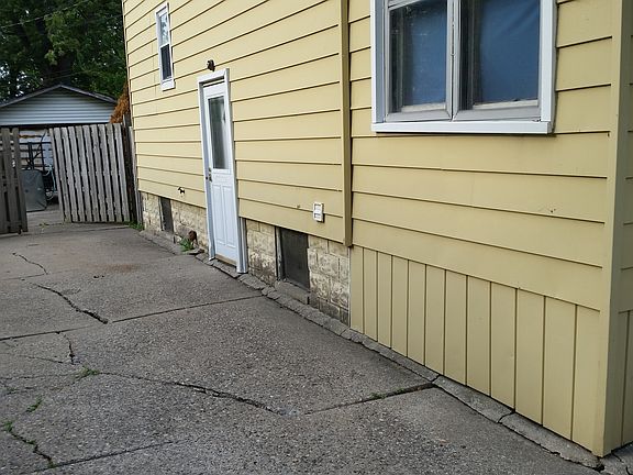 5th image of 22033 Raymond St